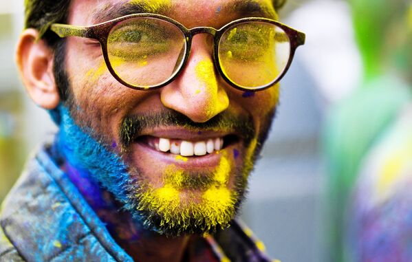 Участник фестиваля красок Холи-Мела в Центре индийской культуры в Москве - Sputnik Абхазия