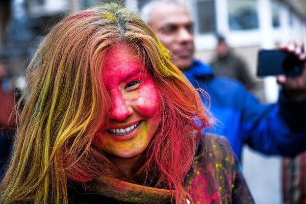 Участница фестиваля красок Холи-Мела в Центре индийской культуры в Москве - Sputnik Абхазия