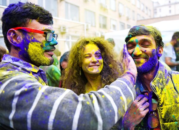 Участники фестиваля красок Холи-Мела в Центре индийской культуры в Москве - Sputnik Абхазия