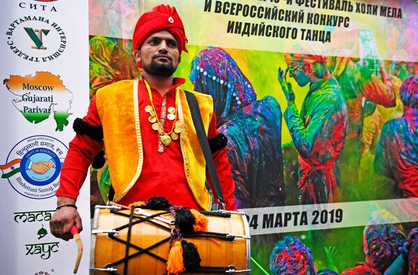 Участник фестиваля красок Холи-Мела в Центре индийской культуры в Москве - Sputnik Абхазия