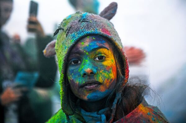 Участница фестиваля красок Холи-Мела в Центре индийской культуры в Москве - Sputnik Абхазия