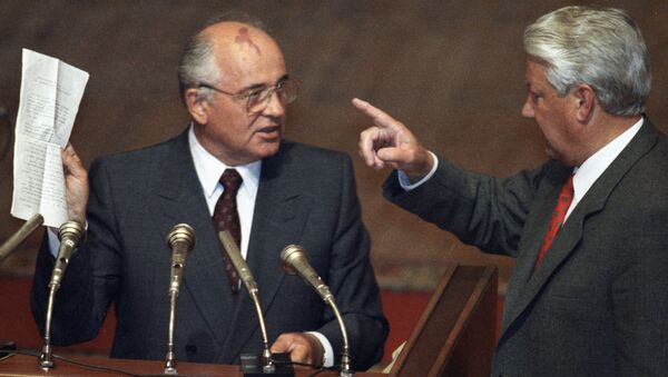 Президент СССР Михаил Горбачев (слева) и Президент РФ Борис Ельцин (справа) во время вечернего заседания внеочередной сессии ВС РСФСР. - Sputnik Абхазия
