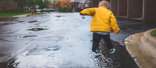 Ребенок прыгает в лужу - Sputnik Абхазия