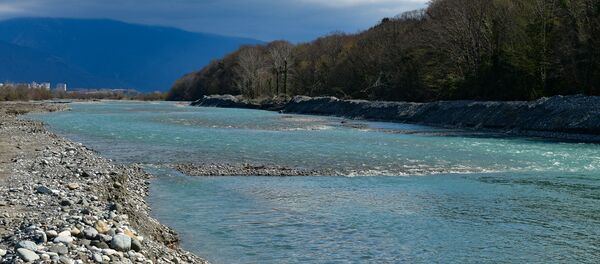Работы по изменению русла реки Бзыбь Работы по изменению русла реки Бзыбь - Sputnik Абхазия