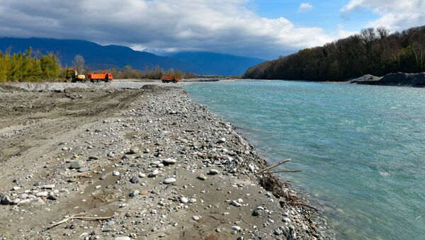 Работы по изменению русла реки Бзыбь - Sputnik Абхазия