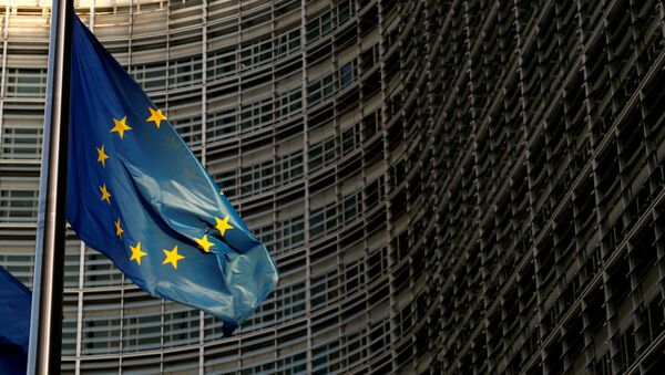 Флаг ЕС у здания европарламента в Брюсселе - Sputnik Абхазия