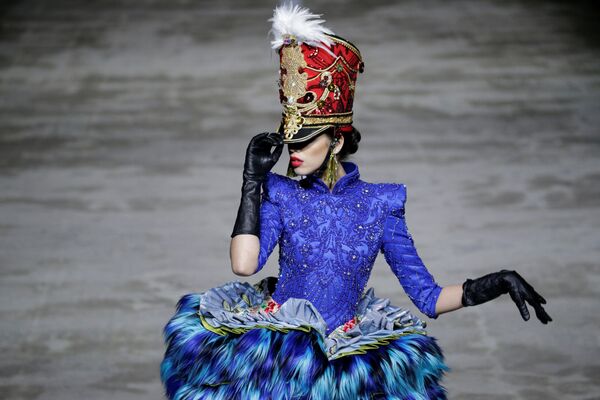 Модель представляет коллекцию Hu Sheguang на Неделе моды в Пекине - Sputnik Абхазия