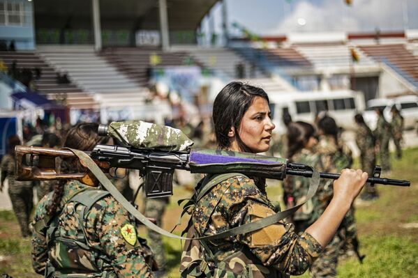 Девушки из отряды женской самообороны (YPJ) принимают участие в военном параде, посвященном полному уничтожению остатков Исламского государства (ИГИЛ) в восточной Сирии, Эль-Хасака - Sputnik Абхазия
