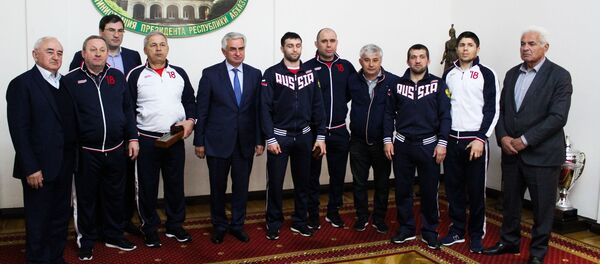 Рауль Хаджимба встретился с членами олимпийской сборной России по борьбе  Рауль Хаджимба встретился с членами олимпийской сборной России по борьбе  - Sputnik Абхазия