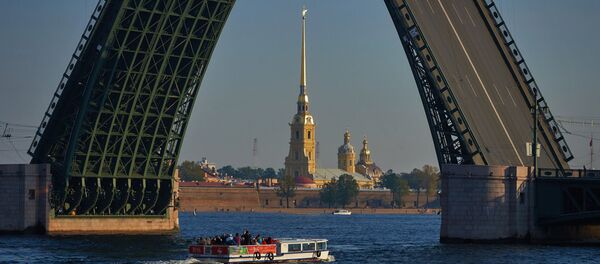 Вид на разведенный Дворцовый мост и Петропавловскую крепость в Санкт-Петербурге - Sputnik Абхазия