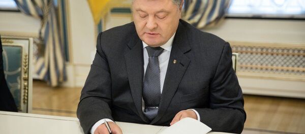 Президент Украины Петр Порошенко во время подписания Указа о прекращении действия Договора о дружбе, сотрудничестве и партнерстве между Украиной и Россией. 17 сентября 2018 Президент Украины Петр Порошенко во время подписания Указа о прекращении действия Договора о дружбе, сотрудничестве и партнерстве между Украиной и Россией. 17 сентября 2018 - Sputnik Абхазия