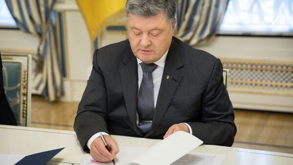 Президент Украины Петр Порошенко во время подписания Указа о прекращении действия Договора о дружбе, сотрудничестве и партнерстве между Украиной и Россией. 17 сентября 2018 - Sputnik Абхазия