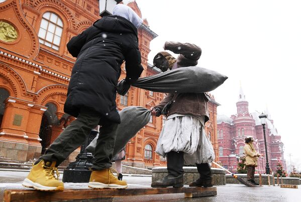 Участники Масленичных гуляний в рамках фестиваля Московская Масленица на Манежной площади в Москве - Sputnik Абхазия