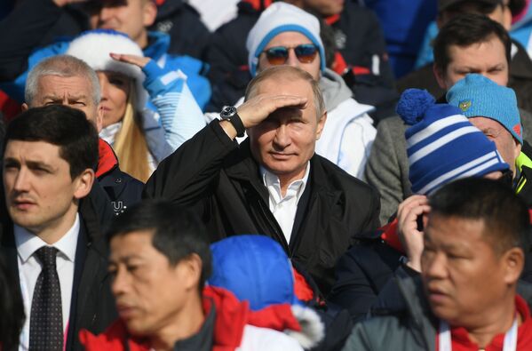 Президент РФ Владимир Путин во время посещения соревнований по лыжным гонкам на 10 км среди мужчин на XXIX Всемирной зимней универсиаде 2019 - Sputnik Абхазия