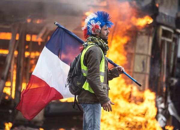 Участник акции протеста желтых жилетов в Париже - Sputnik Абхазия