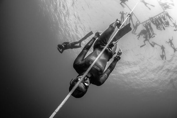 Снимок из серии Beneath the Surface of Competitive Freediving японского фотографа Kohei Ueno из категории Sport (Professional), вошедший в шортлист фотоконкурса 2019 Sony World Photography Awards - Sputnik Абхазия