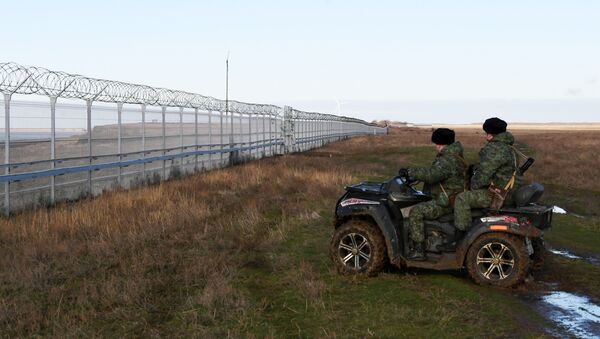 В Крыму построили заграждение на границе с Украиной - Sputnik Абхазия