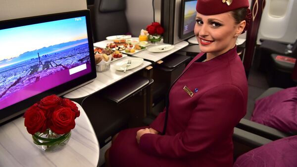 Стюардесса авиакомпании  Qatar Airways  в бизнес-классе самолета Boeing 777. - Sputnik Абхазия