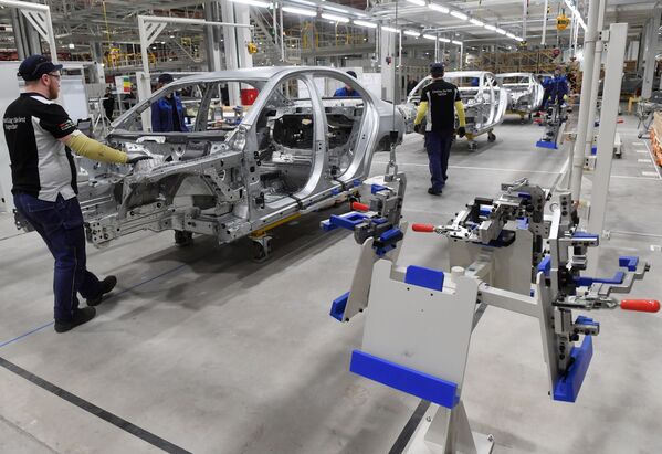 Сотрудники в цехе завода по производству легковых автомобилей Mercedes-Benz концерна Daimler в Московской области - Sputnik Абхазия