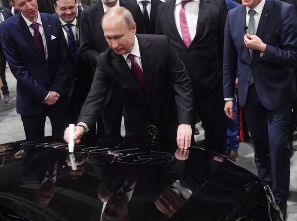 Президент РФ Владимир Путин принимает участие в церемонии открытия завода по производству легковых автомобилей Мерседес-Бенц концерна Daimler - Sputnik Абхазия