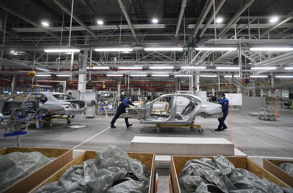 Сборка автомобилей в цехе завода по производству легковых автомобилей Mercedes-Benz концерна Daimler - Sputnik Абхазия