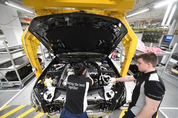 Сотрудники в цехе завода по производству легковых автомобилей Mercedes-Benz концерна Daimler в Московской области - Sputnik Абхазия