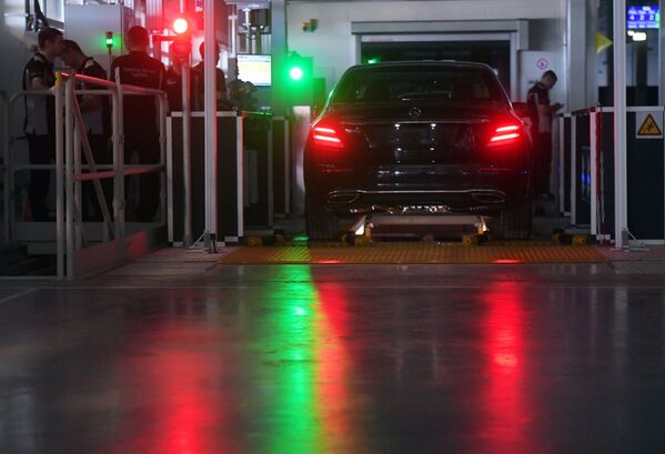 Автомобиль в цехе завода по производству легковых автомобилей Mercedes-Benz концерна Daimler в Московской области - Sputnik Абхазия