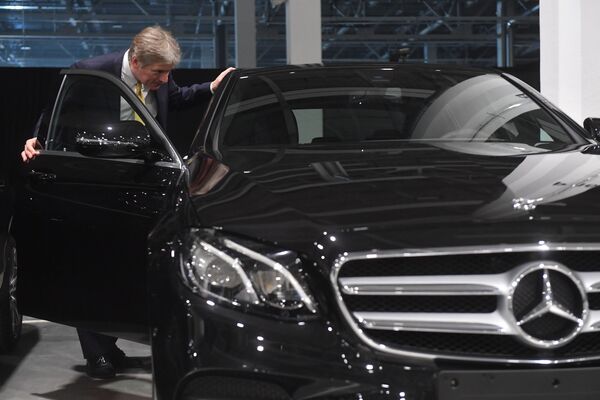 Пресс-секретарь президента РФ Дмитрий Песков осматривает продукцию завода по производству легковых автомобилей Mercedes-Benz концерна Daimler - Sputnik Абхазия