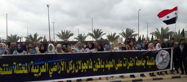 Демонстрация в Дэйр-эз-Зоре против решения Вашингтона по Голланским высотам Демонстрация в Дэйр-эз-Зоре против решения Вашингтона по Голланским высотам - Sputnik Абхазия