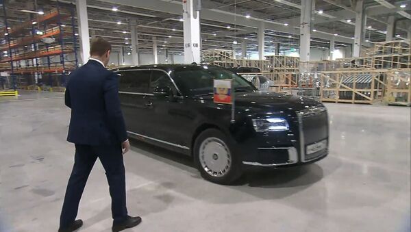 Путин въехал в цех завода Mercedes на российском Aurus - Sputnik Абхазия