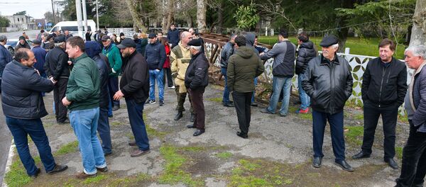 Митинг жителей района Маяк Митинг жителей района Маяк - Sputnik Абхазия