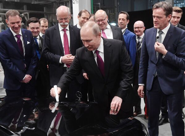 Президент РФ Владимир Путин принимает участие в церемонии открытия завода по производству легковых автомобилей Мерседес-Бенц концерна Daimler - Sputnik Абхазия