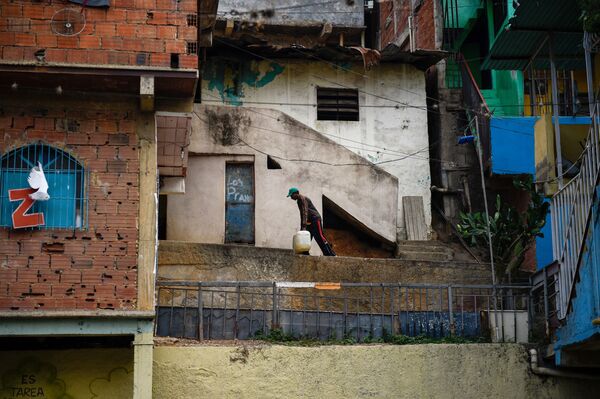 Местный житель несет канистры с водой, Каракас, Венесуэла - Sputnik Абхазия