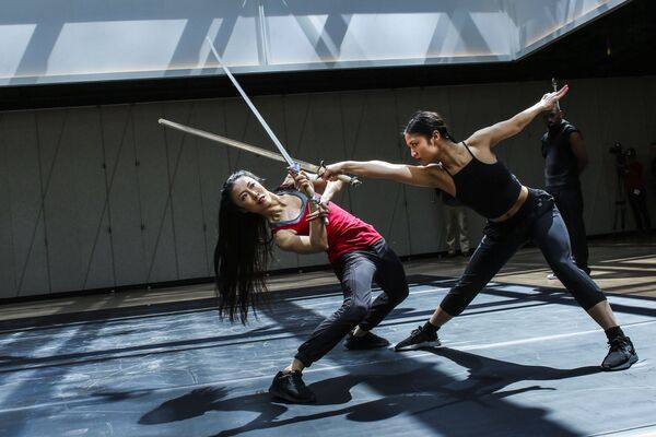 Танцоры из Dragon Spring Phoniex Rise на репетиции в культурном центре The Shed в Нью-Йорке - Sputnik Абхазия