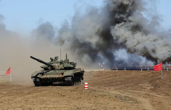 Танк Т-72 на дистанции Танкового биатлона на полигоне Прудбой в Волгоградской области - Sputnik Абхазия