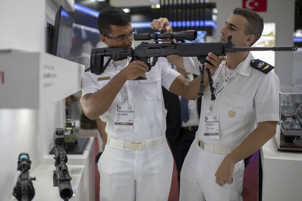 Военные моряки осматривают прицел огнестрельного оружия на Международной ярмарке обороны и безопасности LAAD 2019, Рио-де-Жанейро, Бразилия - Sputnik Абхазия
