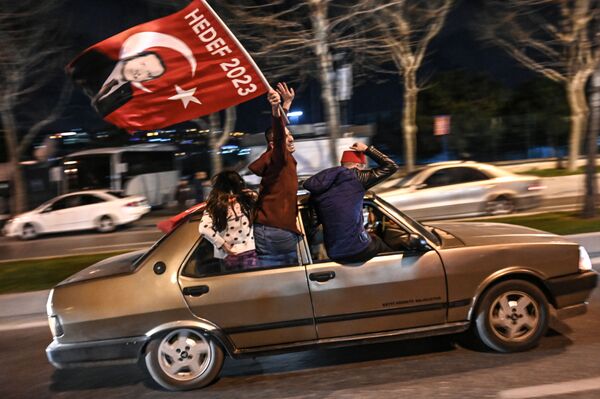 Сторонники Партии справедливости и развития с флагом, на котором изображен президент Турции Реджеп Тайип Эрдоган, радуются результатам местных выборов - Sputnik Абхазия