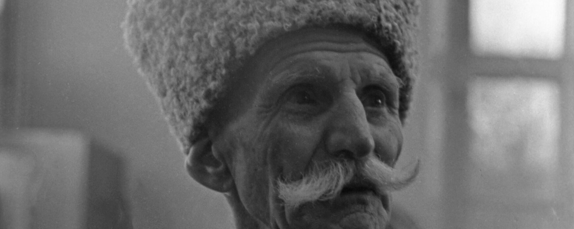 Участник ансамбля песни и танца абхазских долгожителей Нартаа 102-летний Темураз Ванача - Sputnik Аҧсны, 1920, 29.05.2022