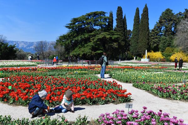 Посетители Никитского ботанического сада в Крыму - Sputnik Абхазия