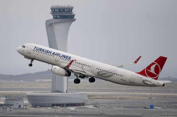Самолет Airbus A321 авиакомпании Turkish Airlines взлетает на фоне диспетчерской вышки в новом международном аэропорту Стамбул, в Стамбуле. - Sputnik Абхазия