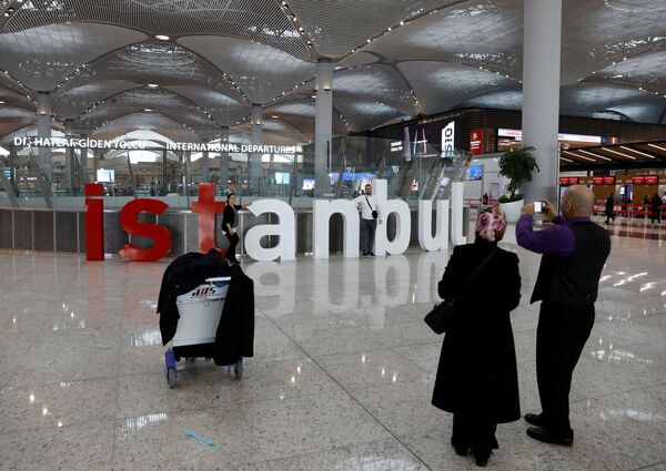Пассажиры фотографируют новый международный аэропорт Стамбул, в Стамбуле - Sputnik Абхазия