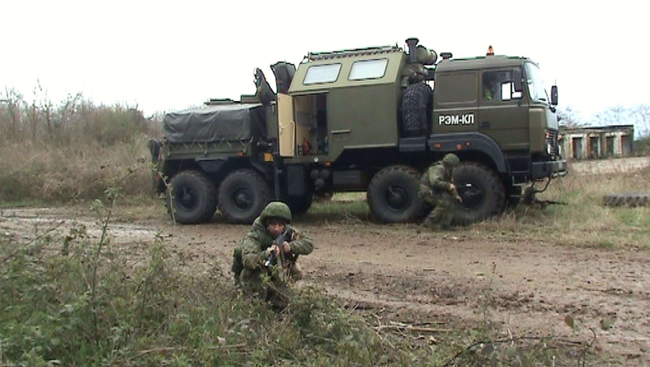 Приближенные к боевым условия: российские военные отработали эвакуацию  военной техники