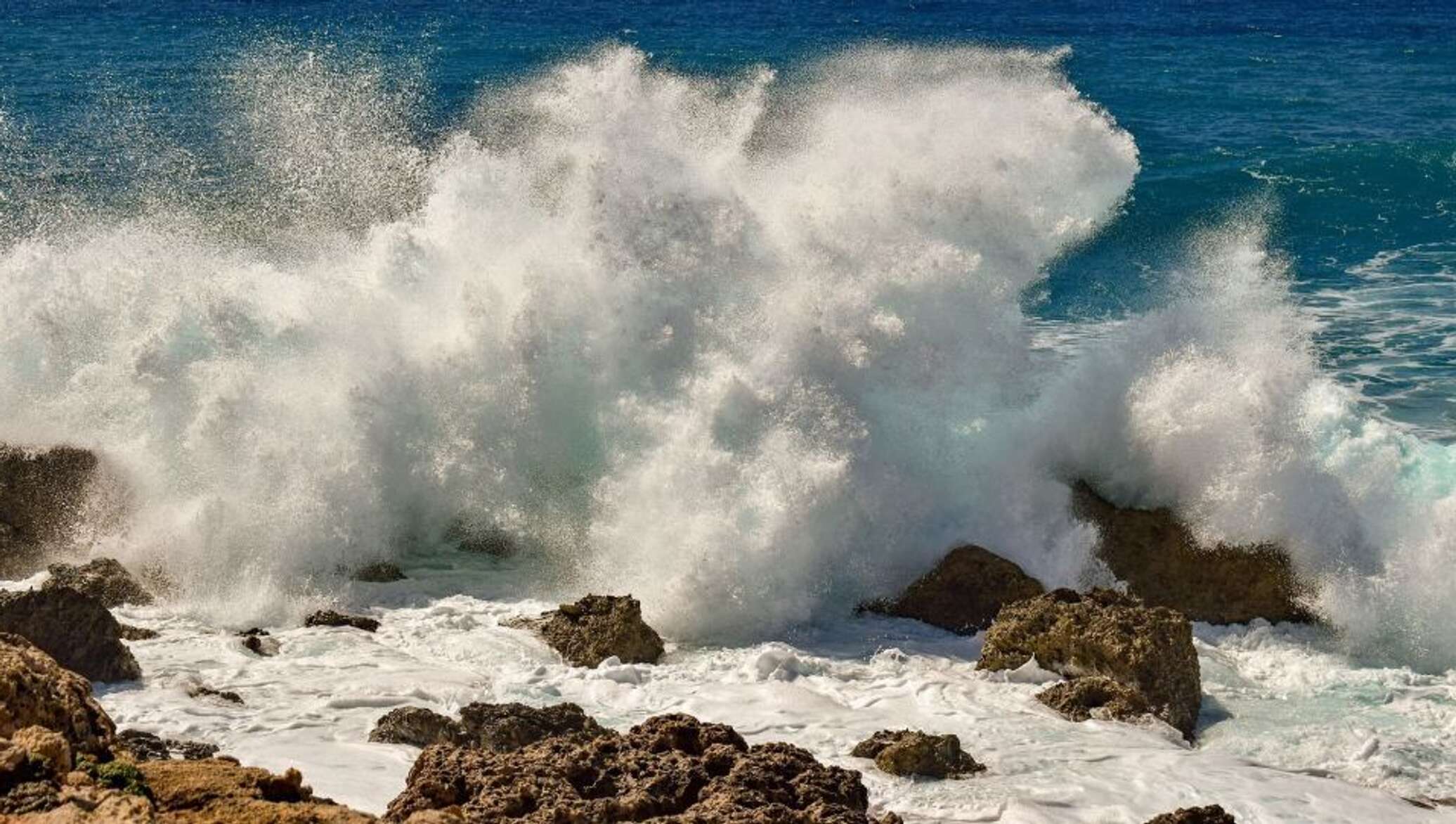 Море берег камни брызги ветер