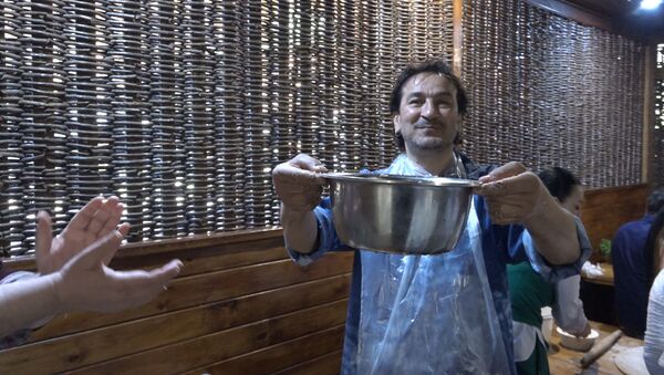 Абхазская кухня изнутри: как участники Сухумского кинофестиваля готовили ачашв и абыста - Sputnik Абхазия