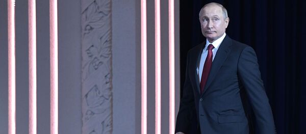 Президент РФ В. Путин выступил на торжественном вечере по случаю Дня защитника Отечества  в Кремлевском дворце Президент РФ В. Путин выступил на торжественном вечере по случаю Дня защитника Отечества  в Кремлевском дворце - Sputnik Абхазия
