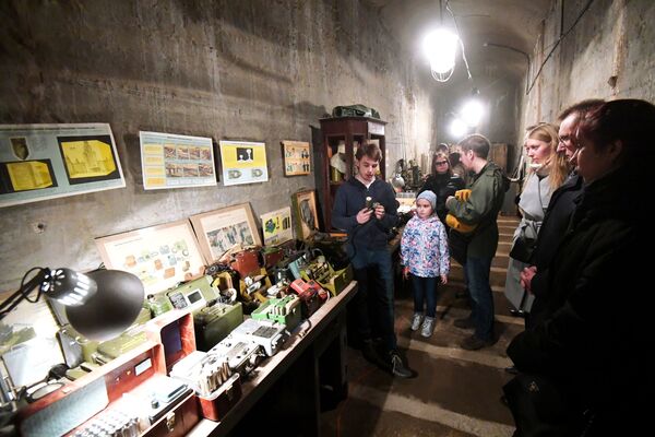 Посетители в хранилище №2 в музее современной фортификации Бункер-703 МИД СССР в Москве - Sputnik Абхазия