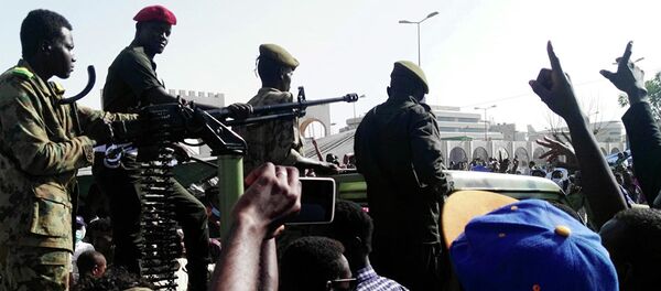 Участники акции протеста против президента страны Омара аль-Башира у здания Министерства обороны в Хартуме, Судан. 10 апреля 2019 Участники акции протеста против президента страны Омара аль-Башира у здания Министерства обороны в Хартуме, Судан. 10 апреля 2019 - Sputnik Абхазия