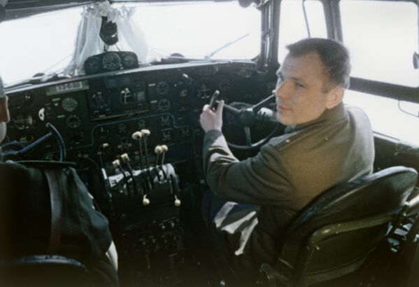 Юрий Гагарин в кабине самолета перед полетом в космос - Sputnik Абхазия
