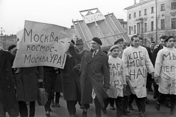 Студенты медицинских институтов на демонстрации в честь полета Юрия Гагарина в космос - Sputnik Абхазия