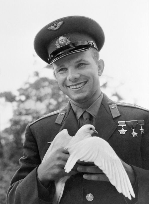 Летчик-космонавт Юрий Гагарин держит голубя, подаренного ему болгарскими пионерами - Sputnik Абхазия